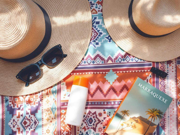 Acessórios de viagem essenciais para Marraquexe: óculos de sol, chapéu, protetor solar