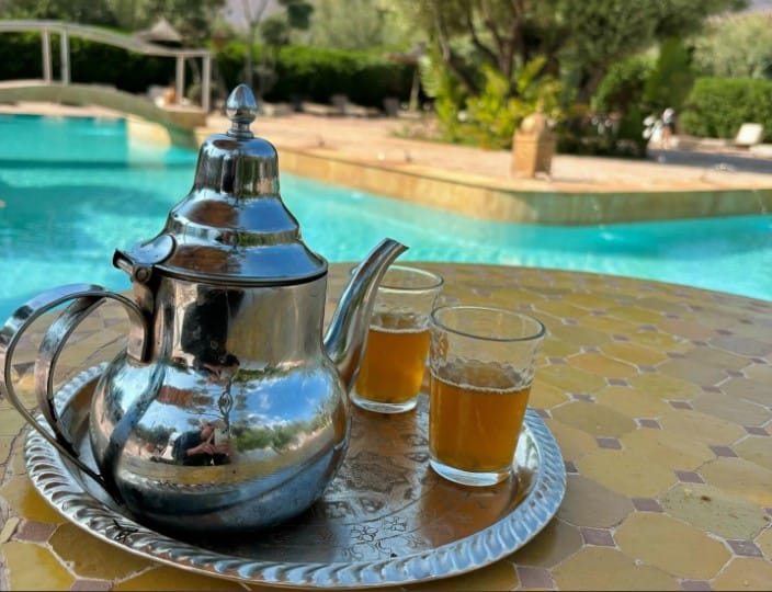 Chá de menta junto à piscina