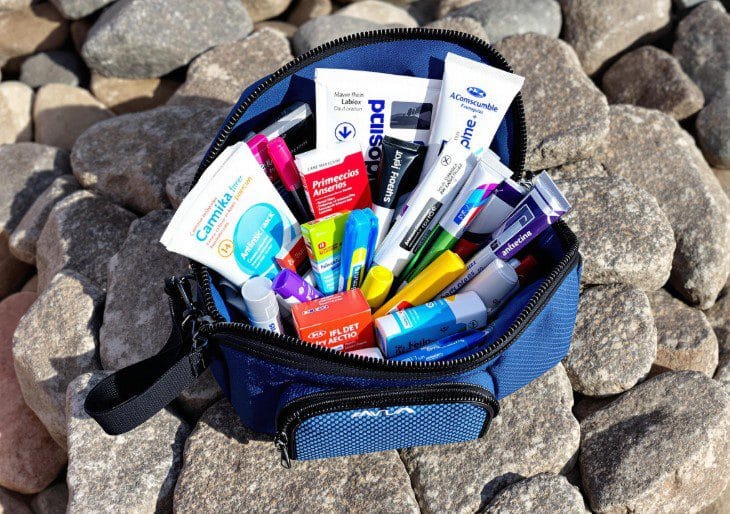 Bolsa de farmácia de viagem com medicamentos básicos para Marraquexe