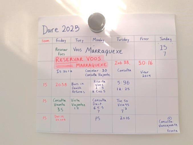 Calendário com marcações para reserva de voos e consulta do viajante para Marraquexe
